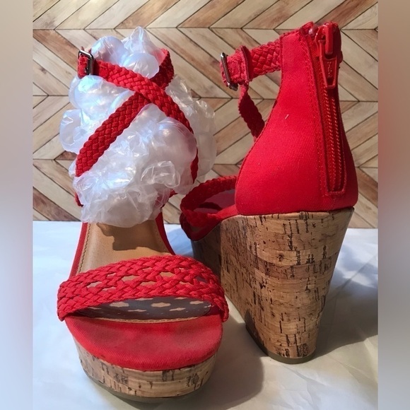 MOSSIMO SIZE 9 1/2 RED WEDGE SHOES EUC - Picture 3 of 7